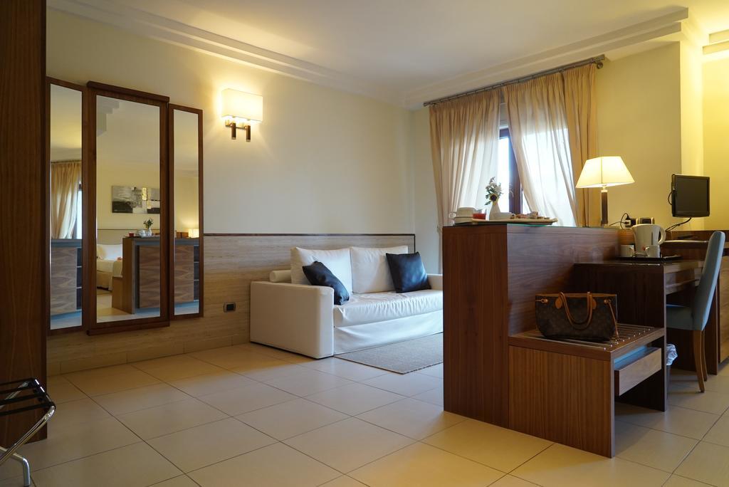 Suites & Residence Hotel ปอซซุออลี ภายนอก รูปภาพ